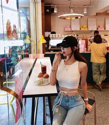 方雅夫妇请房东老何喝酒