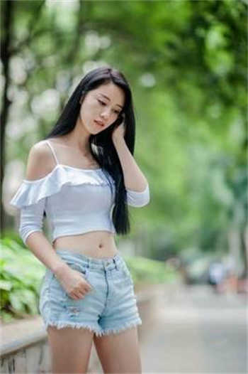 方雅夫妇请房东老何喝酒