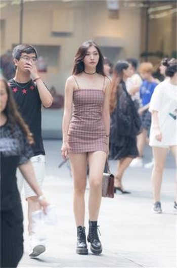 吉娜低领弯腰