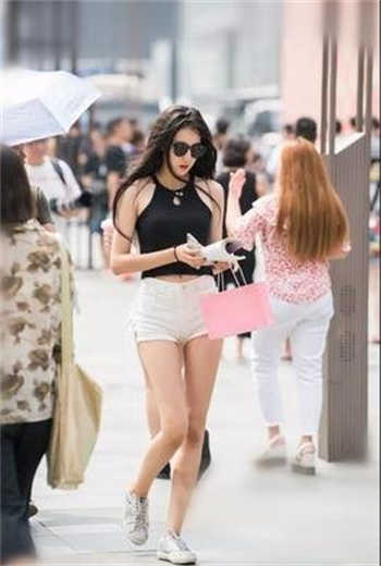年轻漂亮的董事长如如影视