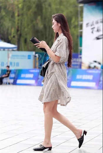 穿豹纹的妈妈在练瑜伽电影