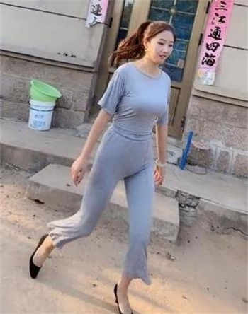 一个女的穿围裙开头