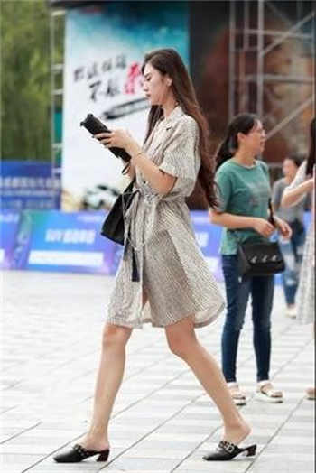 广州一女子与狗一起进医院