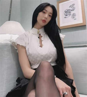 贪图钱财的妻子中文版